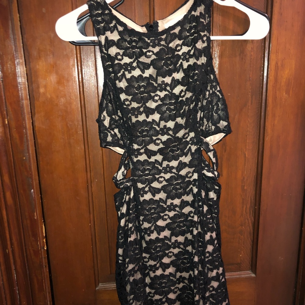Dresses - Picture 2 of 7